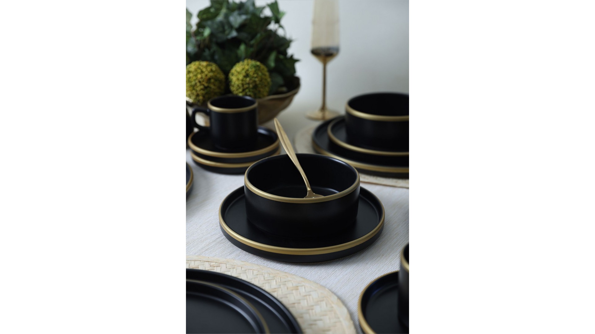 Mat Siyah Gold Fileli Stackable Yemek / Kahvaltı Takımı 20 Parça 4 Kişilik